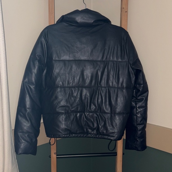 Hollister faux leather cropped puffer jacket black size medium - Picture 4 of 4